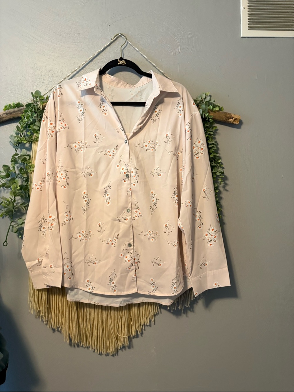 ⭐️4 for $40 ⭐️ Women’s Floral Cream Button-Up Shirt